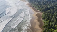Penjelajah alam bebas tak akan asing dengan profesi yang satu ini, porter. Raga-raga kuat yang mampu mengangkut beban hingga 50-80 kilogram itu tak dipungkiri berperan penting pada setiap penjelajahan alam bebas. Profesi yang kini juga dilakukan oleh rata-rata warga Desa Ujung Jaya, Banten.  