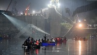 Jembatan gantung berusia satu abad itu diduga ambruk karena tidak mampu menahan beban dari banyaknya orang yang berada di atas jembatan dalam satu waktu.  