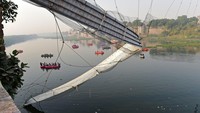Jembatan yang ambruk itu merupakan jembatan pejalan kaki dari era kolonial abad ke-19 yang membentang di atas Sungai Machchu di distrik Morbi, Gujarat.   