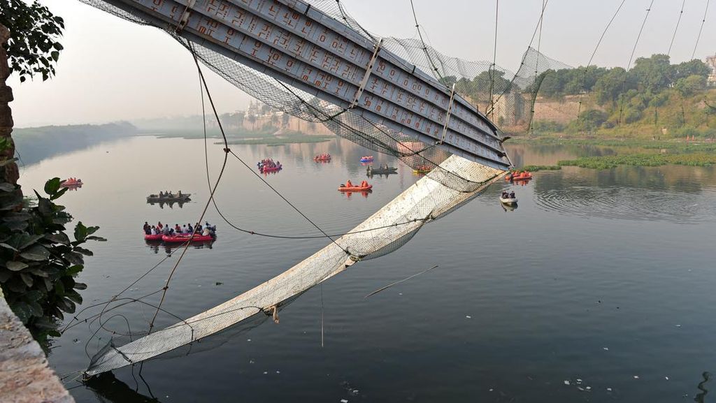 Potret Parahnya Jembatan Gantung Ambruk di Gujarat India