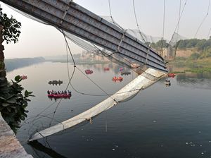 Potret Parahnya Jembatan Gantung Ambruk di Gujarat India