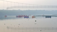 Tim penyelamat di kapal mencari korban ambruknya jembatan kabel di sungai Machchu, negara bagian barat Gujarat, India, Senin (31/10/2022) waktu setempat.  