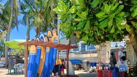 Potret penataan Pantai Kuta, kini rental papan surfing dilengkapi dengan rombong kayu. Foto: Triwidiyanti