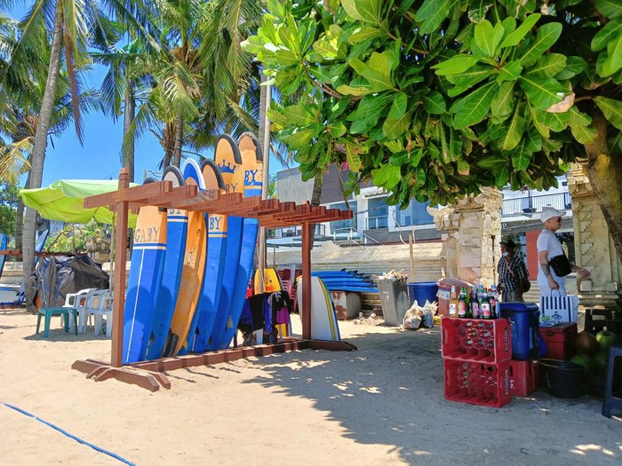 Potret penataan Pantai Kuta, kini rental papan surfing dilengkapi dengan rombong kayu.