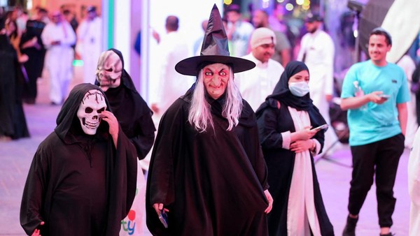 Arab Saudi selama ini dikenal sebagai negara Islam konservatif, Arab Saudi tidak pernah merayakan Halloween. Pasalnya, perayaan itu dianggap berbau asing, dosa, aneh dan karena itu tidak boleh dilakukan. Tapi tahun ini, kekangan itu tidak terjadi lagi. Penduduk beberapa bagian dari Riyadh, ibu kota Saudi sudah boleh merayakan Halloween. Arab Saudi selama ini dikenal sebagai negara Islam konservatif, Arab Saudi tidak pernah merayakan Halloween. Pasalnya, perayaan itu dianggap berbau asing, dosa, aneh dan karena itu tidak boleh dilakukan. Tapi tahun ini, kekangan itu tidak terjadi lagi. Penduduk beberapa bagian dari Riyadh, ibu kota Saudi sudah boleh merayakan Halloween.