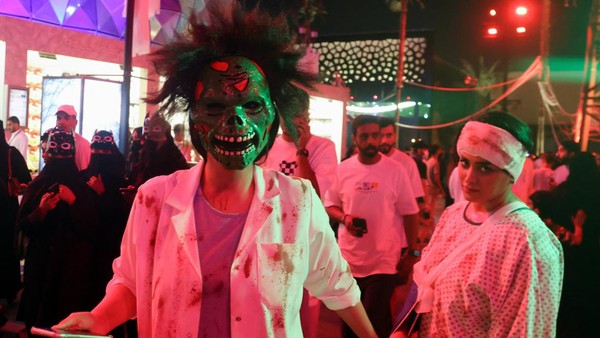 Perayaan Halloween dirayakan di berbagai negara di dunia. Salah satunya di Arab Saudi. Pemuda Saudi mengenakan kostum merayakan Halloween selama acara Scary Weekend di Boulevard, Riyadh, Arab Saudi, Jumat, (28/10/2022). Perayaan Halloween dirayakan di berbagai negara di dunia. Salah satunya di Arab Saudi. Pemuda Saudi mengenakan kostum merayakan Halloween selama acara Scary Weekend di Boulevard, Riyadh, Arab Saudi, Jumat, (28/10/2022).