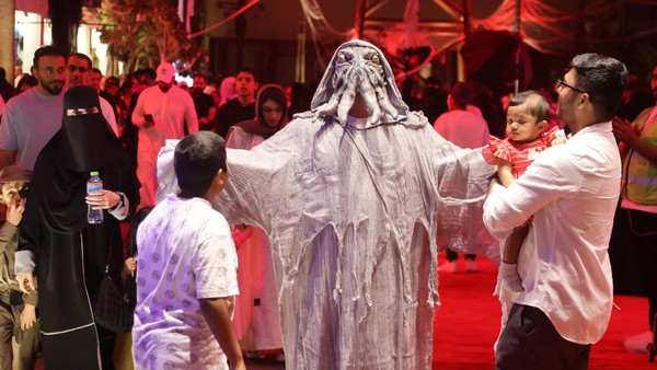 Warga Saudi terlihat antusias mengikuti pesta kostum yang bertajuk Scary Weekend tersebut.