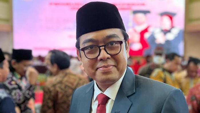 Prof Tholabi Kharlie