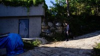 Profesor arsitektur Lee Tae-goo berjalan menuju pintu baja dari bunkernya di Jecheon, Korea Selatan, Senin (17/10/2022). Bunker ini berada satu meter di bawah tanah dan dapat melindungi dari radiasi nuklir jika Korea Utara menyerang Korea Selatan.