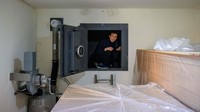 Namun di Seoul, karena melonjaknya harga properti, mayoritas bangunan pribadi mengubah ruang bawah tanahnya menjadi tempat parkir atau flat bawah tanah seperti di film Parasite pemenang Oscar. Hal ini membuat Lee yang merupakan profesor di Universitas Semyung prihatin.