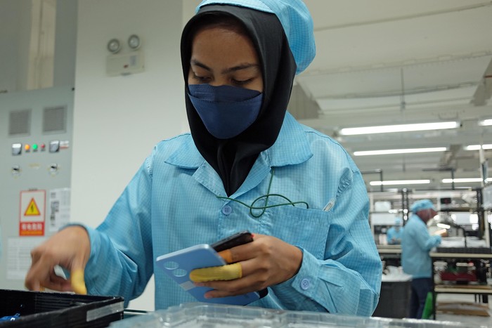 Proses perakitan smartphone OPPO.