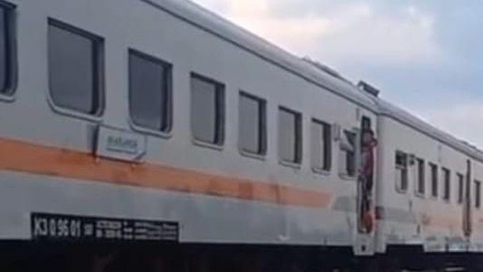 Kereta Airlangga alami keterlambatan hingga 117 menit gegara mesin lokomotif rusak di Grobogan.