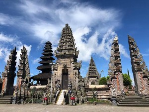 Pura Ulun Danu Batur, Pura Suci dengan Latar Gunung Batur