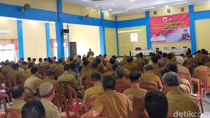 Ratusan kepala sekolah dikumpulkan Disdik di Gedung PGRI, Rangkabitung. (Foto: Fathul Rizkoh/detikcom)