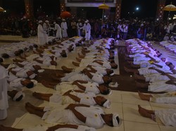 Pementasan dramatari Calonarang mengambil lakon Katundung Ratna Manggali melibatkan 108 watangan atau bangkai-bangkaian. Ratusan watangan ini merupakan sisya atau murid Pasraman Agung Mandala Suci. Saat pentas Calonarang, mereka diperlakukan layaknya orang yang sudah meninggal. Termasuk dibungkus menggunakan kain kasa atau kafan. (Foto: Istimewa)