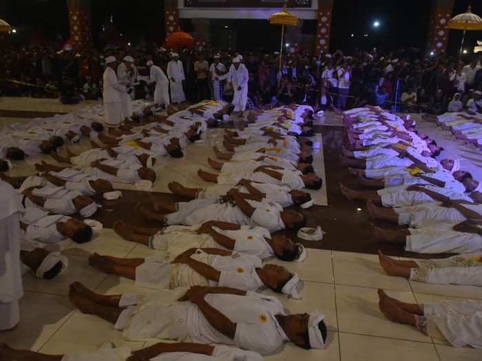 Ratusan watangan atau bangke ini seluruhnya adalah sisya atau murid Pasraman Agung Mandala Suci. Saat pentas Calonarang, mereka biasanya diperlakukan layaknya orang yang sudah meninggal. Termasuk dibungkus menggunakan kain kasa atau kafan.