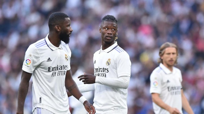MADRID, SPAIN - OCTOBER 30: Eduardo Camavinga of Real Madrid talks to teammate Antonio Rudiger during the LaLiga Santander match between Real Madrid CF and Girona FC at Estadio Santiago Bernabeu on October 30, 2022 in Madrid, Spain. (Photo by Denis Doyle/Getty Images)