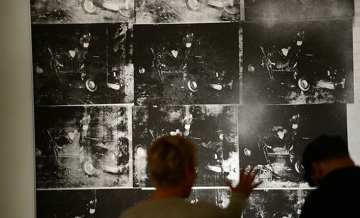 Rekor! Karya Seni Andy Warhol Diprediksi Laku Rp 1,2 Triliun NEW YORK, NY - NOVEMBER 13: Andy Warhol's artwork,