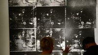 Jika karya dari seri serupa itu laku, maka akan menjadi salah satu dari rekor penjualan karya seni Andy Warhol lainnya. Foto: Getty Images/Andrew Burton