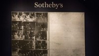 Pada 2013, karya dari seri serupa Silver Car Crash (Double Disaster) laku terjual di Sothebys seharga Rp 1,6 triliun.  Foto: Getty Images/Andrew Burton