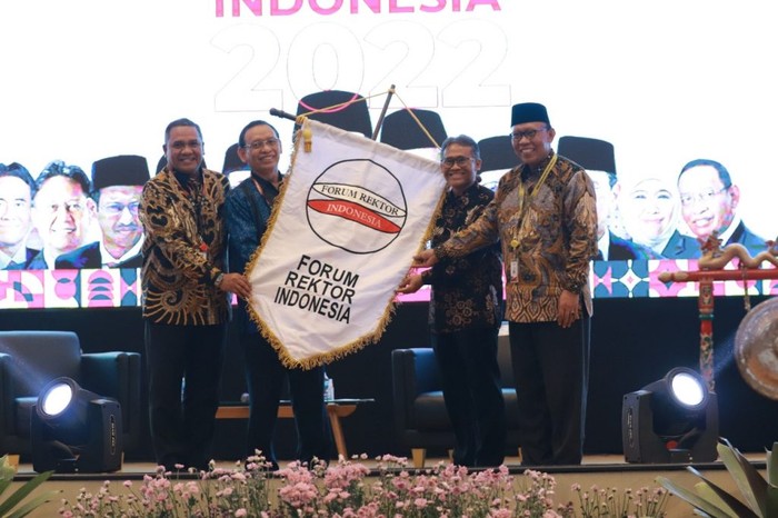 Rektor Unair Prof. Moh. Nasih (kedua dari kiri), Ketua Forum Rektor Indonesia (FRI) 2022-2023.