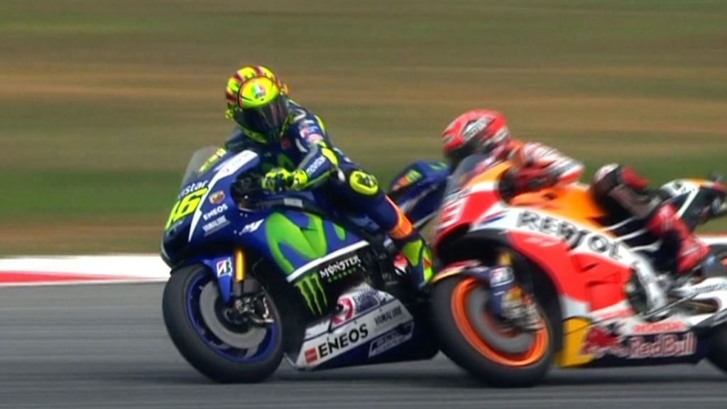 Rossi diduga tendang Marquez di MotoGP Malaysia 2015.