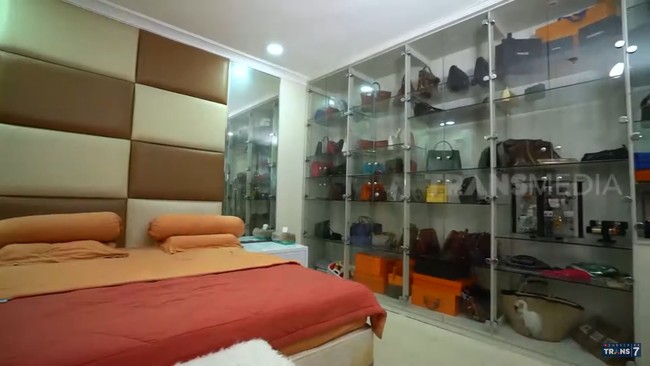 Kamar tidur Priscilla Yong ditata bergaya minimalis. Terdapat pula etalase kaca berisi koleksi tas mewah seperti dari berbagai merek seperto Chanel hingga Hermes. Foto: Tangkapan layar YouTube/ Official Trans 7