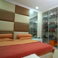 Kamar tidur Priscilla Yong ditata bergaya minimalis. Terdapat pula etalase kaca berisi koleksi tas mewah seperti dari berbagai merek seperto Chanel hingga Hermes. Foto: Tangkapan layar YouTube/ Official Trans 7