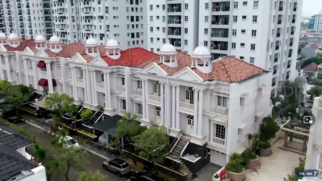 The Villas merupakan perumahan cluster yang terletak di atas Mall of Indonesia, Jakarta Utara. Priscilla Yong merupakan salah satu penghuninya. Foto: Tangkapan layar YouTube/ Official Trans 7