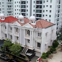 The Villas merupakan perumahan cluster yang terletak di atas Mall of Indonesia, Jakarta Utara. Priscilla Yong merupakan salah satu penghuninya. Foto: Tangkapan layar YouTube/ Official Trans 7