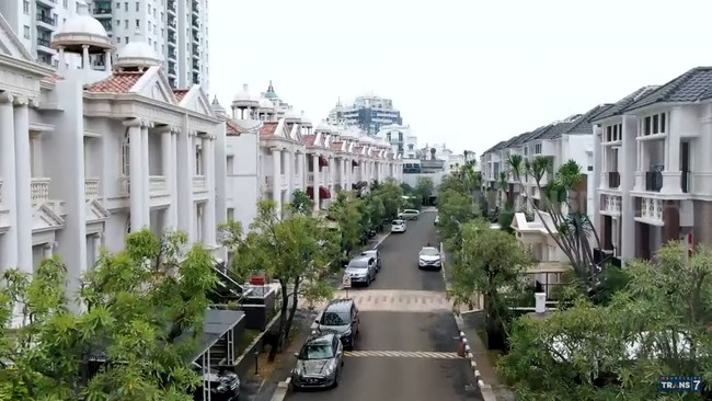 Perumahan yang dihuni Priscilla Yong bergaya a la Eropa dengan dominasi warna putih. Seperti cluster pada umumnya, perumahan ini juga dilengkapi jalanan dan garasi untuk menyimpan mobil. Foto: Tangkapan layar YouTube/ Official Trans 7