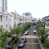 Perumahan yang dihuni Priscilla Yong bergaya a la Eropa dengan dominasi warna putih. Seperti cluster pada umumnya, perumahan ini juga dilengkapi jalanan dan garasi untuk menyimpan mobil. Foto: Tangkapan layar YouTube/ Official Trans 7