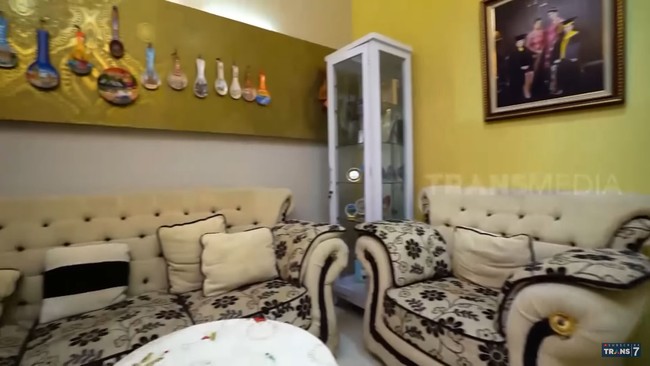 Biaya pemeliharaan yang harus dikeluarkan Priscilla Yong tidak sedikit. Setiap bulannya, wanita yang menjabat sebagai Ketua Umum Pengusaha Wanita Indonesia ini harus merogoh kocek Rp 4 juta setiap bulannya untuk membayar listrik dan pelayanan. Sementara biaya IPL untuk pengelolaan lingkungan dan keamanan mencapai Rp 15 juta per tiga bulan. Foto: Tangkapan layar YouTube/ Official Trans 7