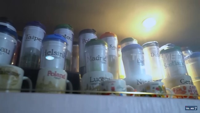 Priscilla Yong juga mengoleksi tumbler minuman dari berbagai negara. Terhitung sudah ada lebih dari 100 tumbler yang menempati lemari hiasnya. Foto: Tangkapan layar YouTube/ Official Trans 7