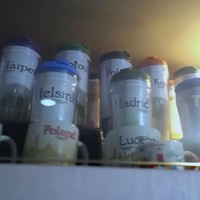 Priscilla Yong juga mengoleksi tumbler minuman dari berbagai negara. Terhitung sudah ada lebih dari 100 tumbler yang menempati lemari hiasnya. Foto: Tangkapan layar YouTube/ Official Trans 7