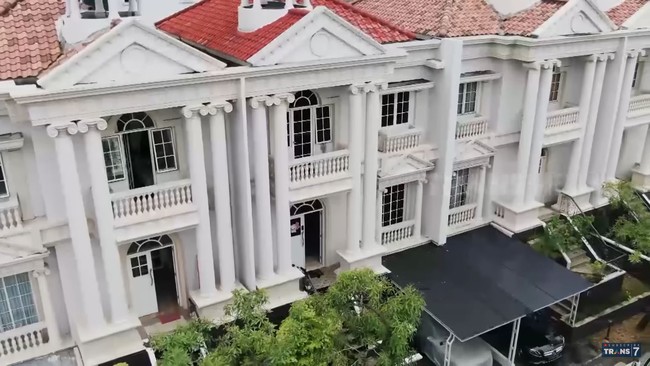 Priscilla Yong memilih menempati rumah di atas mall untuk memudahkan mobilitasnya sebagai pengusaha dan sosialita. Sebab klinik kecantikan yang dikelolanya berada di mall tersebut. Foto: Tangkapan layar YouTube/ Official Trans 7
