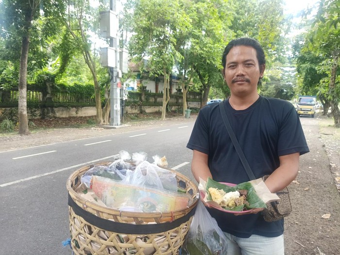 Salah satu pedagang nasi lawar di kawasan Jalan S.Parman Denpasar, Bali, I Gusti Ngurah Putra (28) ketika ditemui detikBali pada Senin (31/10/2022)