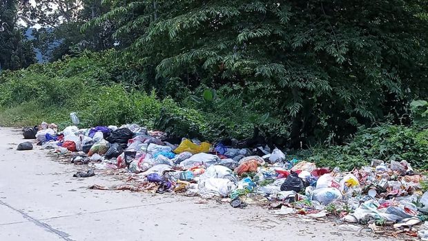 Sampah berserakan di dekat bantaran Sungai Takalala.