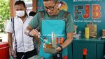 Sandiaga Uno Mampir ke Festival Kuliner, Begini Gayanya