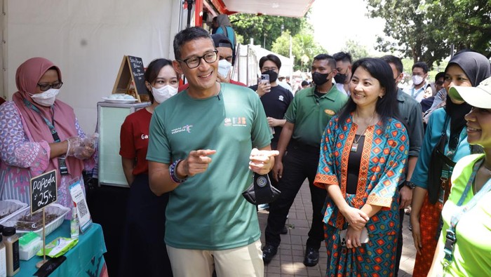 Sandiaga Uno Mampir ke Festival Kuliner, Begini Gayanya