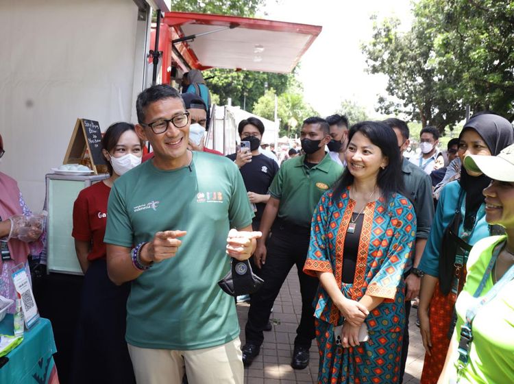Sandiaga Uno Mampir ke Festival Kuliner, Begini Gayanya