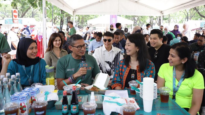 Sandiaga Uno Mampir ke Festival Kuliner, Begini Gayanya