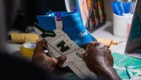Floyd mempelajari cara mendekonstruksi dan merekonstruksi sneakers untuk kuda ini secara intensif selama empat hari. Dia berusaha keras untuk menjaga desain tetap akurat sambil juga menyesuaikan bentuk pergelangan kaki dan kuku kuda. Foto: Dok. VisitLEX