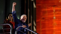 Pada tahun 1980, ia ikut mendirikan Partai Buruh, dan maju sebagai calon presiden dari partai tersebut sembilan tahun kemudian. Lula kalah tiga kali dalam pemilihan presiden dari tahun 1989 hingga 1998, dan akhirnya berhasil pada tahun 2002 dan sekali lagi empat tahun kemudian. Tahun ini adalah kampanye presidennya yang keenam.