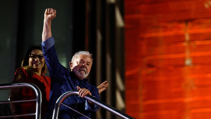 Brazil's former President and presidential candidate Luiz Inacio Lula da Silva and his wife Rosangela Lula da Silva, also know as Janja, react at an election night gathering on the day of the Brazilian presidential election run-off, in Sao Paulo, Brazil, October 30, 2022. REUTERS/Amanda Perobelli