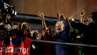 Lula tumbuh dalam kemiskinan yang parah, anak ketujuh dari delapan bersaudara yang lahir dari keluarga petani buta huruf di negara bagian Pernambuco yang gersang. Lula bekerja sebagai tukang semir sepatu dan penjual kacang sebelum menjadi pekerja logam pada usia 14 tahun. Pada 1960-an, ia kehilangan satu jarinya dalam kecelakaan kerja.