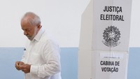 Luiz Inacio Lula da Silva berhasil mengalahkan Presiden Brasil Jair Bolsonaro dalam pemilihan presiden (pilpres) putaran kedua yang digelar 30 Oktober. Kemenangan tipis Lula atas Bolsonaro ini menandai kembalinya mantan presiden beraliran sayap kiri dan berakhirnya pemerintahan beraliran sayap kanan di Brasil.
