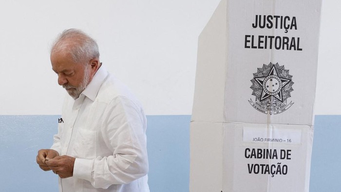 Brazil's former President and presidential candidate Luiz Inacio Lula da Silva votes at a polling station in Sao Bernardo do Campo, on the outskirts of Sao Paulo, Brazil October 30, 2022. REUTERS/Amanda Perobelli