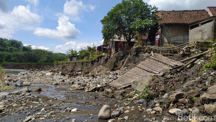 Saluran irigasi untuk lahan pertanian di Dusun Ngiwon, Desa Banyuwangi, Kabupaten Magelang, yang putus terbawa arus Sungai Progo.