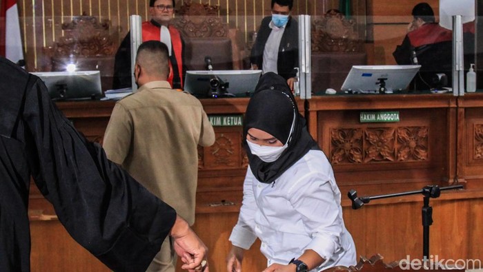 Bharada Richard Eliezer menjalani sidang lanjutan kasus pembunuhan Brigadir Yosua Hutabarat di Pengadilan Negeri Jakarta Selatan, Senin (31/10/2022). Asisten rumah tangga (ART) Ferdy Sambo, Susi dihadirkan sebagai saksi dalam sidang lanjutan tersebut.